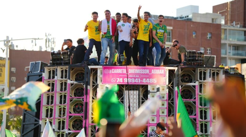 Flávio percorre orla de Salvador entre gritos de ‘volta, Bolsonaro’