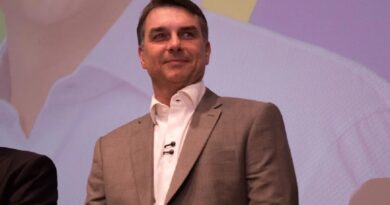 Flávio prioriza ato com apoiadores e não participará de sabatina no SBT