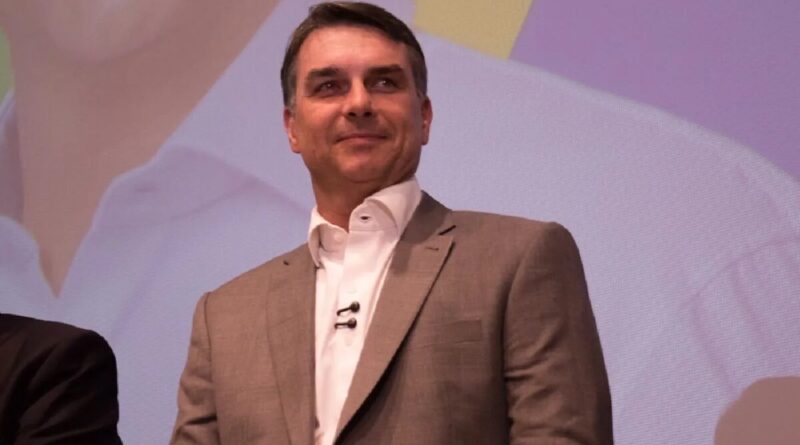 Flávio prioriza ato com apoiadores e não participará de sabatina no SBT