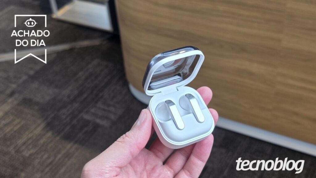 Galaxy Buds 4 têm promoção histórica com queda de 50% de desconto