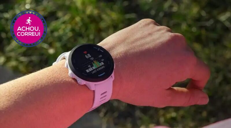 Garmin Forerunner 55 para corridas custa menos de R$ 1 mil no Mercado Livre