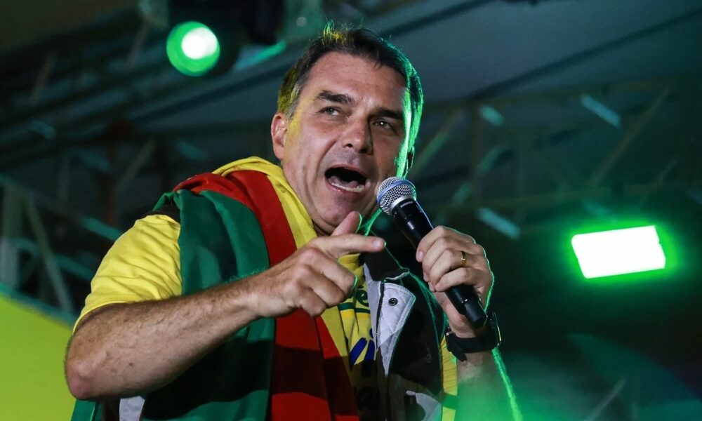 Governo Milei nega que Flávio Bolsonaro tenha pedido asilo na Argentina