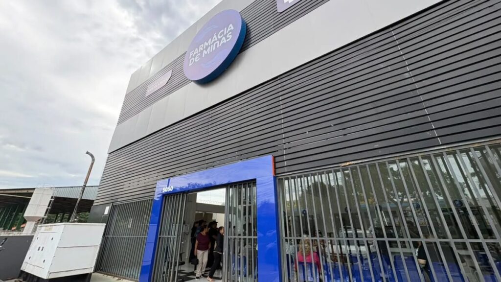 Há 3 meses em novo endereço, Farmácia de Minas fica alagada após chuva em Uberlândia; vídeo