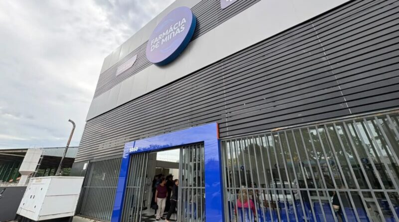 Há 3 meses em novo endereço, Farmácia de Minas fica alagada após chuva em Uberlândia; vídeo