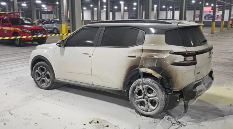 Homem ateia fogo em carro no estacionamento de supermercado em Uberlândia