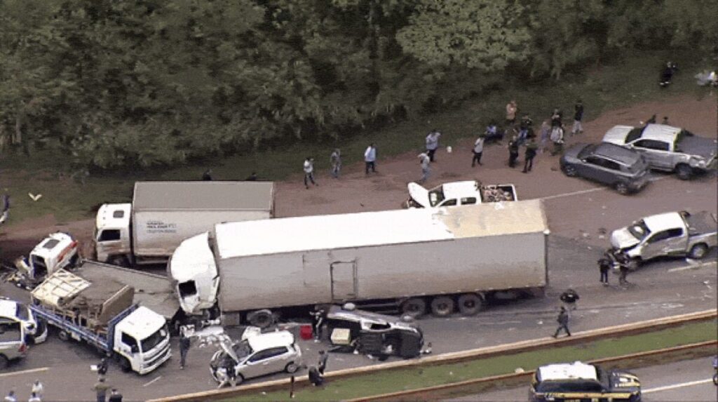 Imagens aéreas mostram destruição deixada por carreta que causou engavetamento na BR-040, em MG