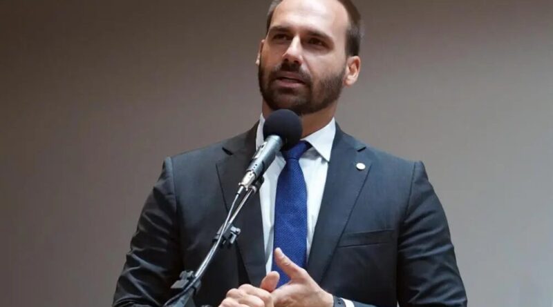 Jair Bolsonaro ajudará a escolher ministros em eventual governo de Flávio, diz Eduardo