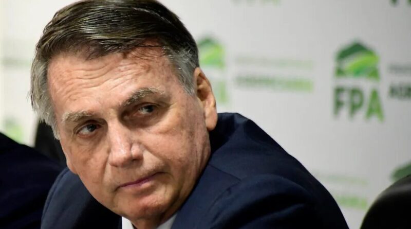 Jair Bolsonaro teve taquicardia e dificuldade para respirar na última semana, diz boletim