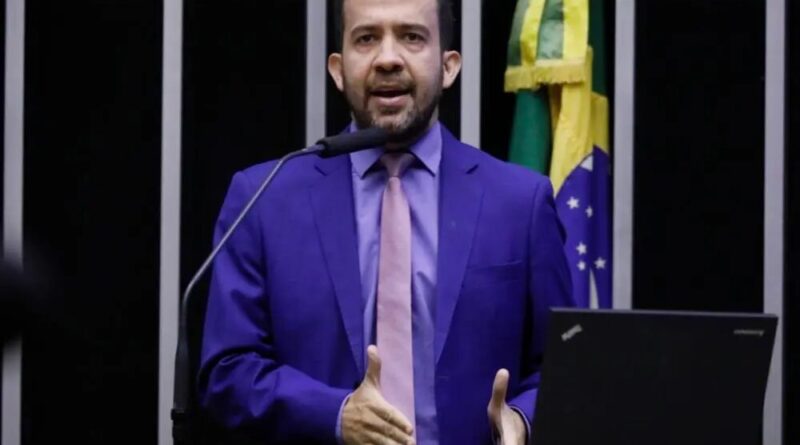 Janones tem previsão de alta nas próximas 48 horas; veja o que se sabe sobre a internação