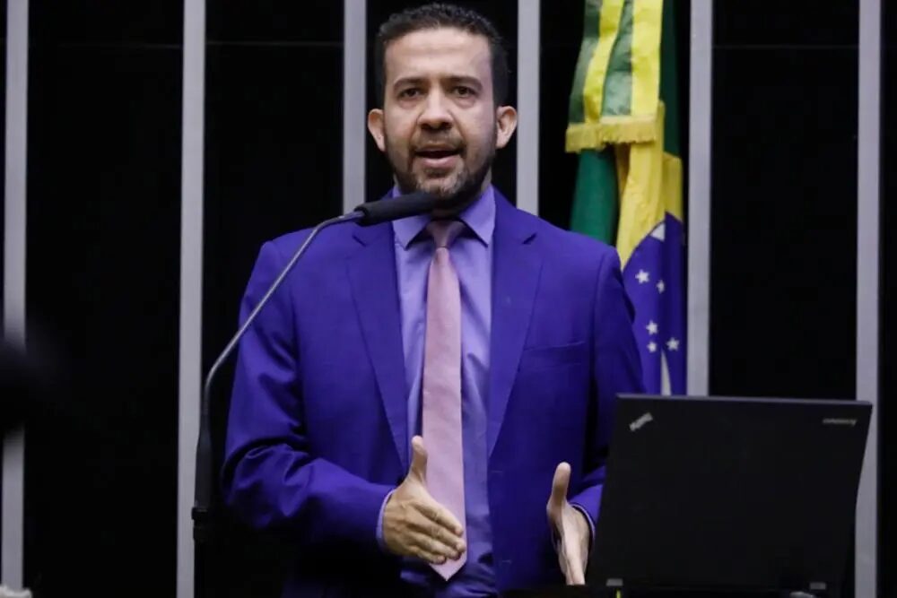 Janones tem previsão de alta nas próximas 48 horas; veja o que se sabe sobre a internação
