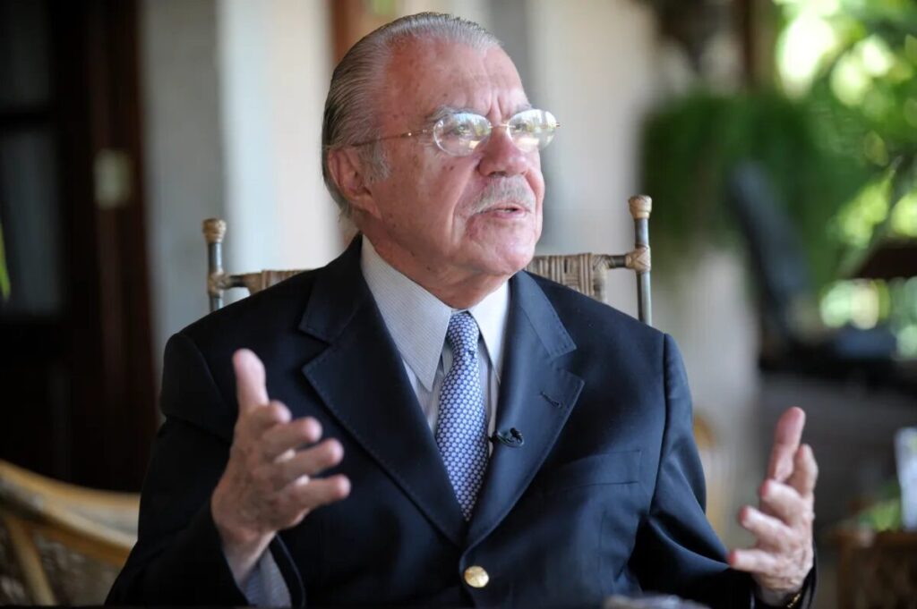 José Sarney recebe alta hospitalar após nove dias de internação