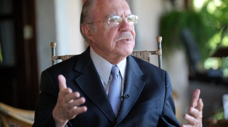 José Sarney recebe alta hospitalar após nove dias de internação