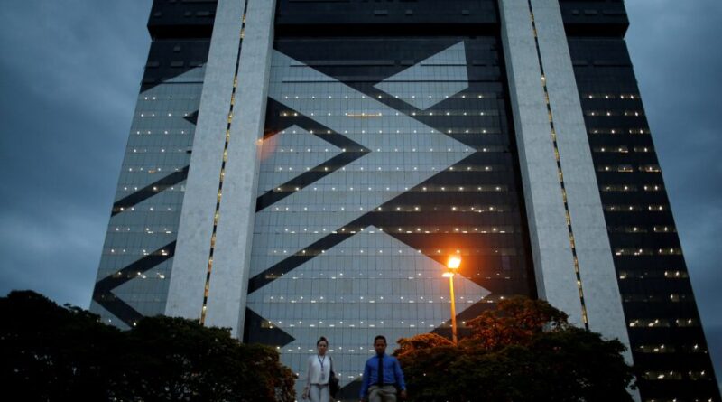 JPMorgan rebaixa BB para venda e eleva Bradesco; BBAS3 desaba 6% e BBDC4 sobe 4%