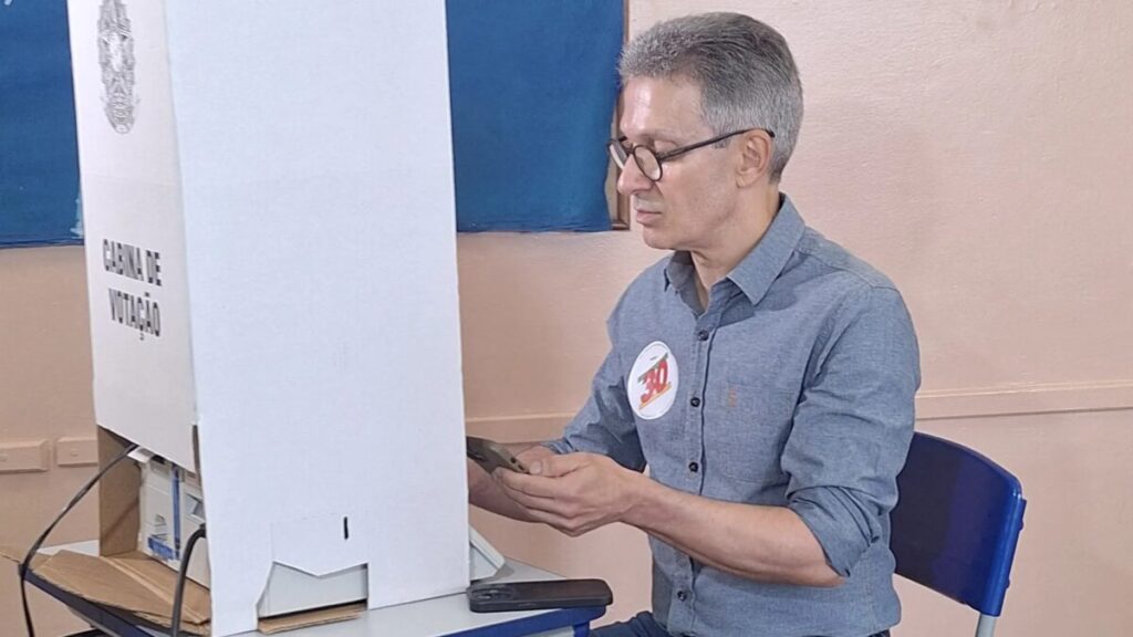 Justiça Eleitoral determina que Zema e mesários prestem esclarecimentos sobre uso de celular em cabine de votação no 1º turno em MG