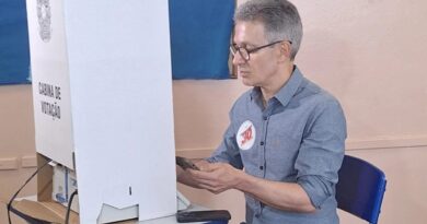 Justiça Eleitoral determina que Zema e mesários prestem esclarecimentos sobre uso de celular em cabine de votação no 1º turno em MG