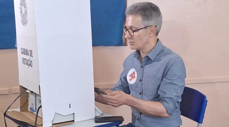 Justiça Eleitoral determina que Zema e mesários prestem esclarecimentos sobre uso de celular em cabine de votação no 1º turno em MG
