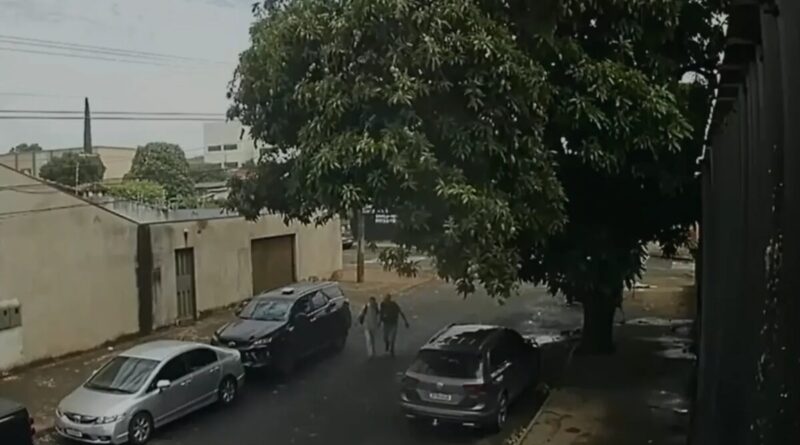 Mãe vai ao médico e criminosos invadem casa enquanto os filhos dormem em Uberlândia; vídeo