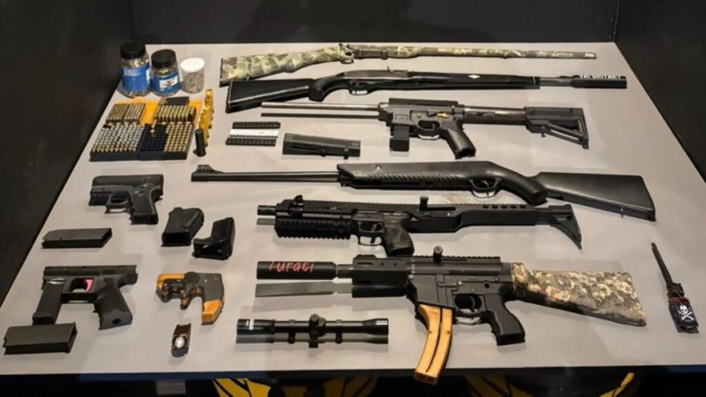 ‘Mago das Armas’ é preso por produzir e vender fuzis, submetralhadoras e outras armas feitas em impressora 3D em MG