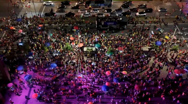 Manifestantes fazem ato pró-Lula em BH