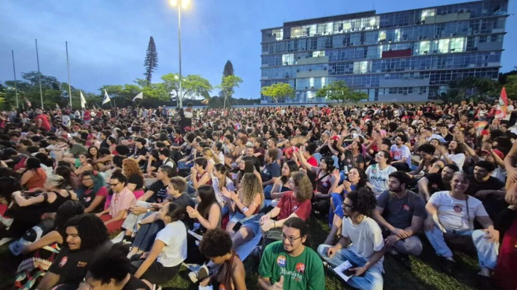 Manifestantes fazem ato pró-Lula na UFMG