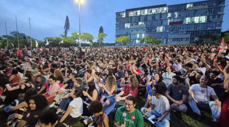 Manifestantes fazem ato pró-Lula na UFMG