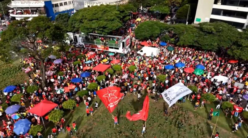 Manifestantes fazem ato pró-Lula no Centro de Belo Horizonte
