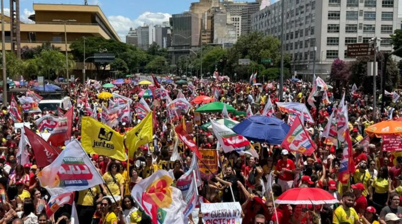 Manifestantes realizam ato pró-Lula na Praça da Estação, em BH