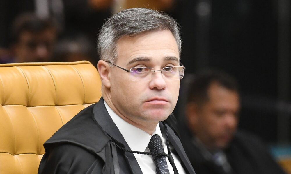 Mendonça libera quebra de sigilos de Lula e Flávio Bolsonaro