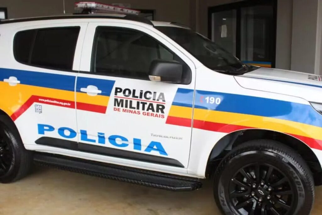 Menino de 7 anos é encontrado sozinho em casa depois de gritar por socorro pela tampa de hidrômetro em MG