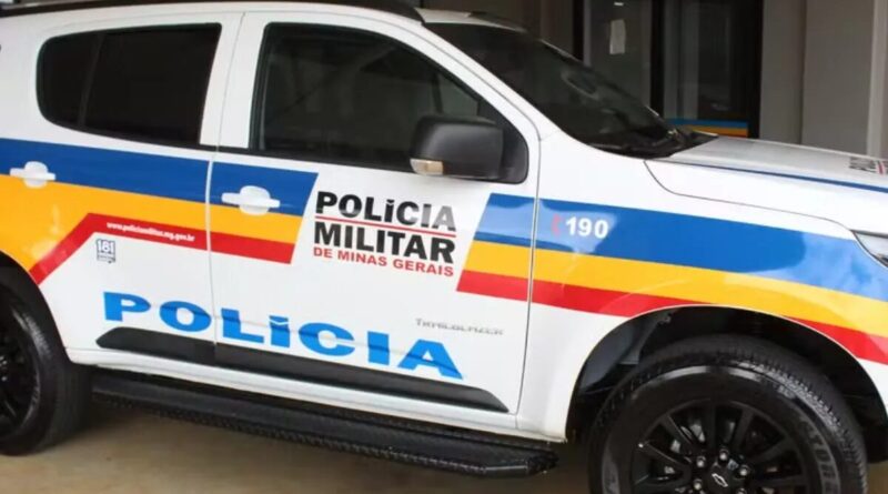 Menino de 7 anos é encontrado sozinho em casa depois de gritar por socorro pela tampa de hidrômetro em MG