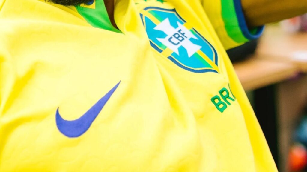 Mercado denunciado por obrigar funcionários a usar camisa da seleção recusou acordo para evitar interferências no período eleitoral