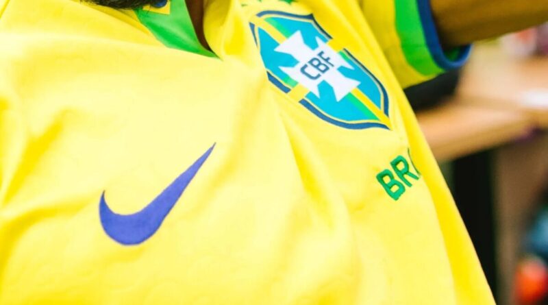 Mercado denunciado por obrigar funcionários a usar camisa da seleção recusou acordo para evitar interferências no período eleitoral