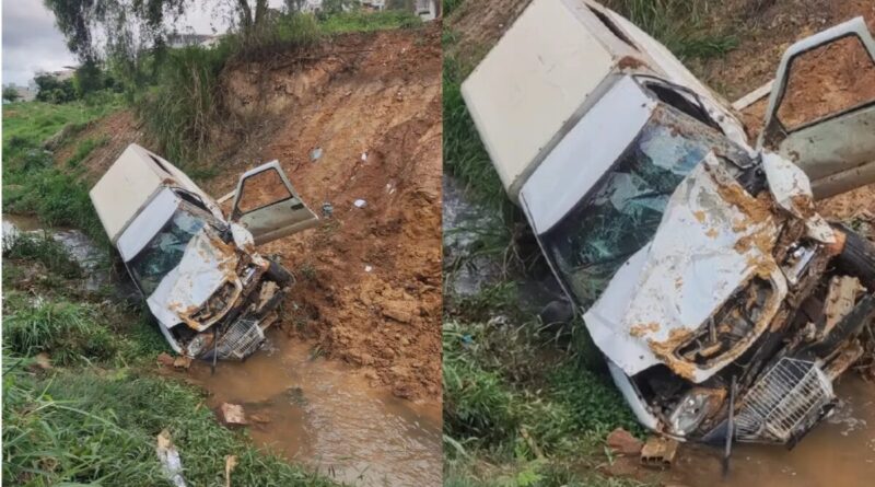 Motorista de 60 anos morre após carro cair em córrego na Grande BH