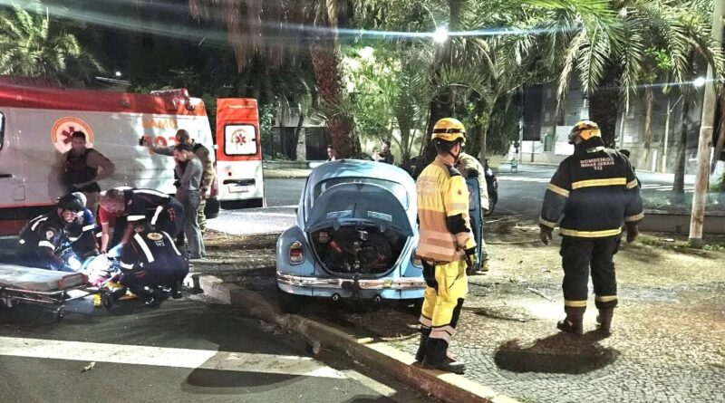 Motorista fica ferido ao bater Fusca em árvores próximo ao Estádio Uberabão