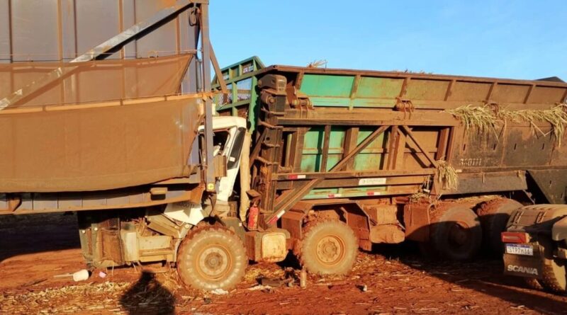 Motorista fica preso em caminhão após batida e bombeiros usam colheitadeira durante resgate em Uberaba