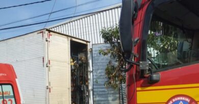 Motorista morre eletrocutado ao tentar apagar incêndio em caminhão e homem tem queimaduras de 2º grau ao tentar socorrê-lo em MG