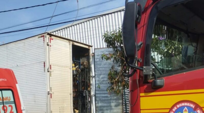 Motorista morre eletrocutado ao tentar apagar incêndio em caminhão e homem tem queimaduras de 2º grau ao tentar socorrê-lo em MG
