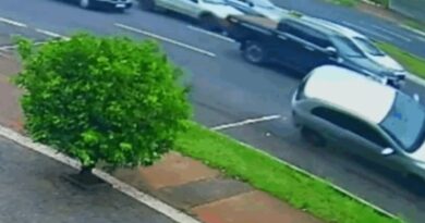 Motorista não percebe trânsito parado, bate em outro carro e capota na Rondon Pacheco, em Uberlândia