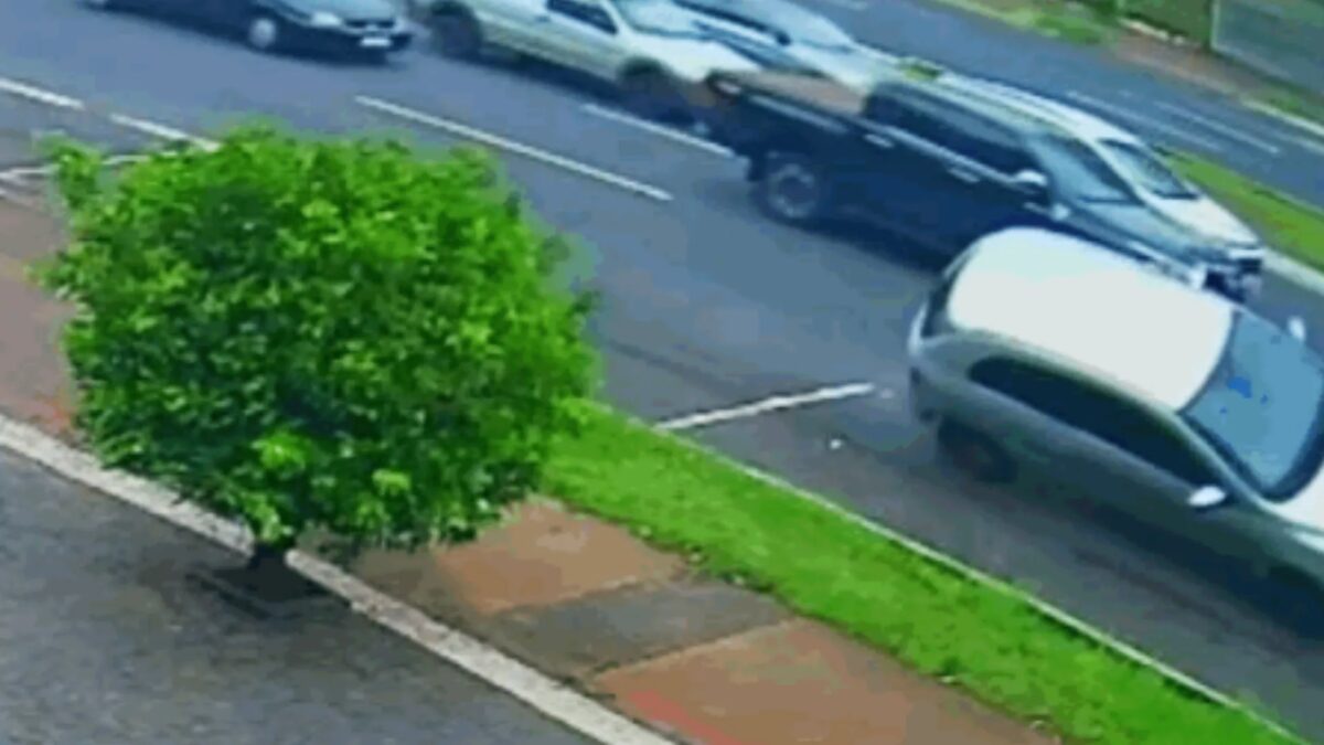 Carro capota na avenida Rondon Pacheco após batida traseira
