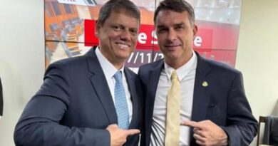 Na reta final, Tarcísio coordena mobilização de mais de 90 atos pró-Flavio em SP