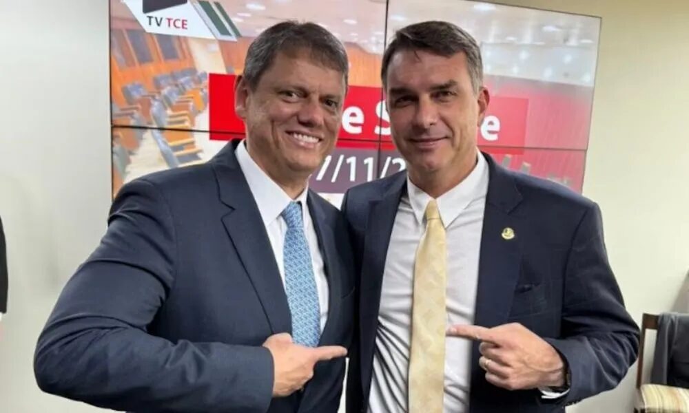 Na reta final, Tarcísio coordena mobilização de mais de 90 atos pró-Flavio em SP
