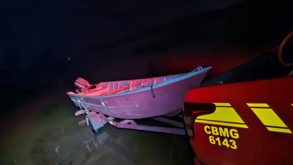 Pai e filho ficam ilhados em rio após barco ser levado pela correnteza enquanto montavam acampamento em MG