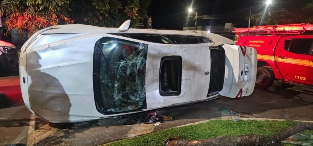 Pai e filhos de 6 e 11 anos ficam feridos em capotamento em Uberlândia