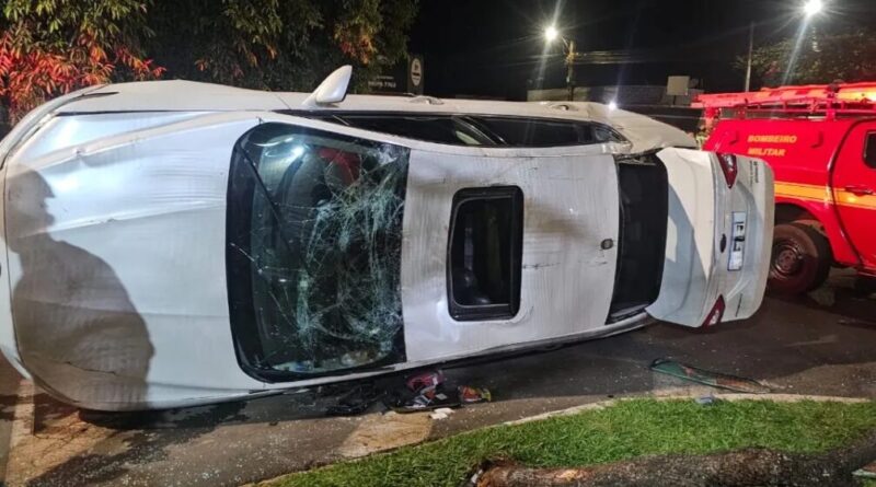 Pai e filhos de 6 e 11 anos ficam feridos em capotamento em Uberlândia