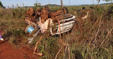 Passageiro morre e duas ficam feridas em capotamento de caminhão na MG-188