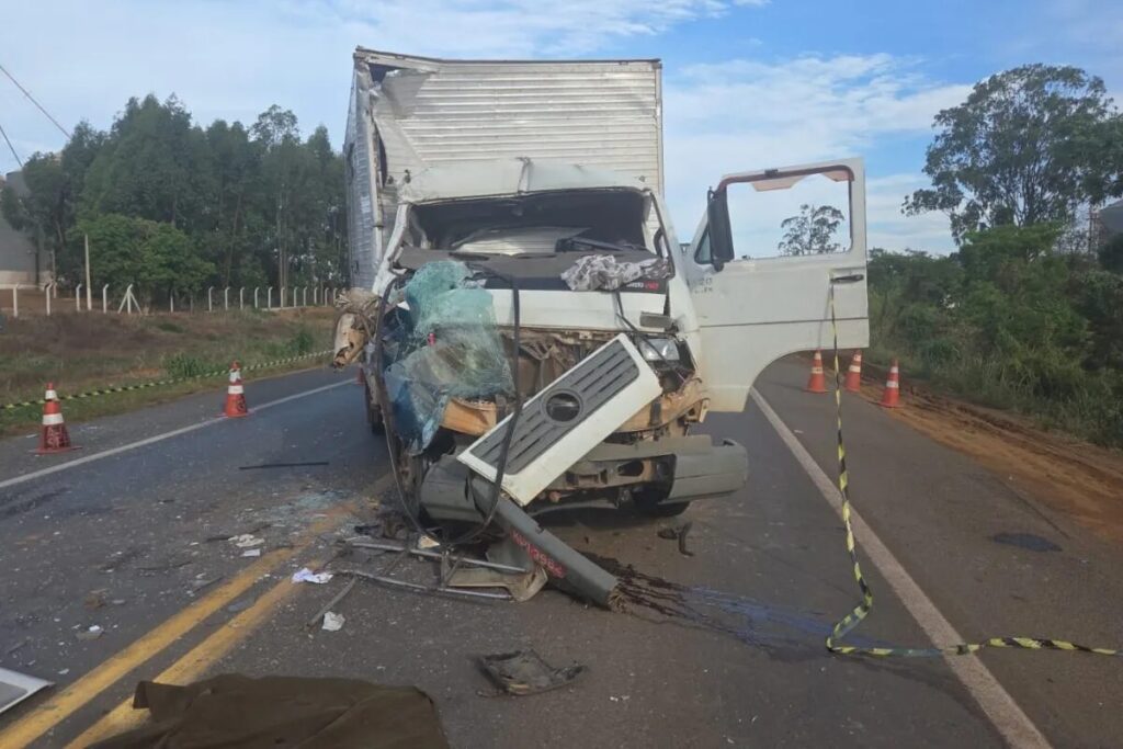 Passageiro morre em batida entre caminhões na MGC-452