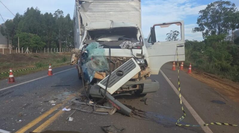 Passageiro morre em batida entre caminhões na MGC-452