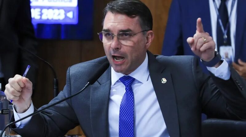 Plano de governo de Flávio Bolsonaro contradiz montagens espalhadas na web