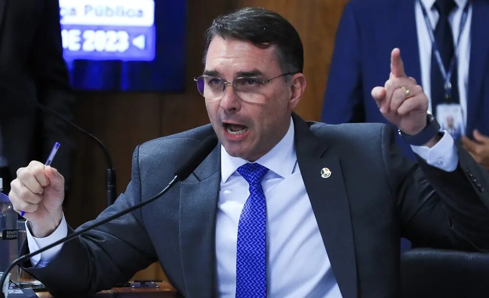 Plano de governo de Flávio Bolsonaro contradiz montagens espalhadas na web