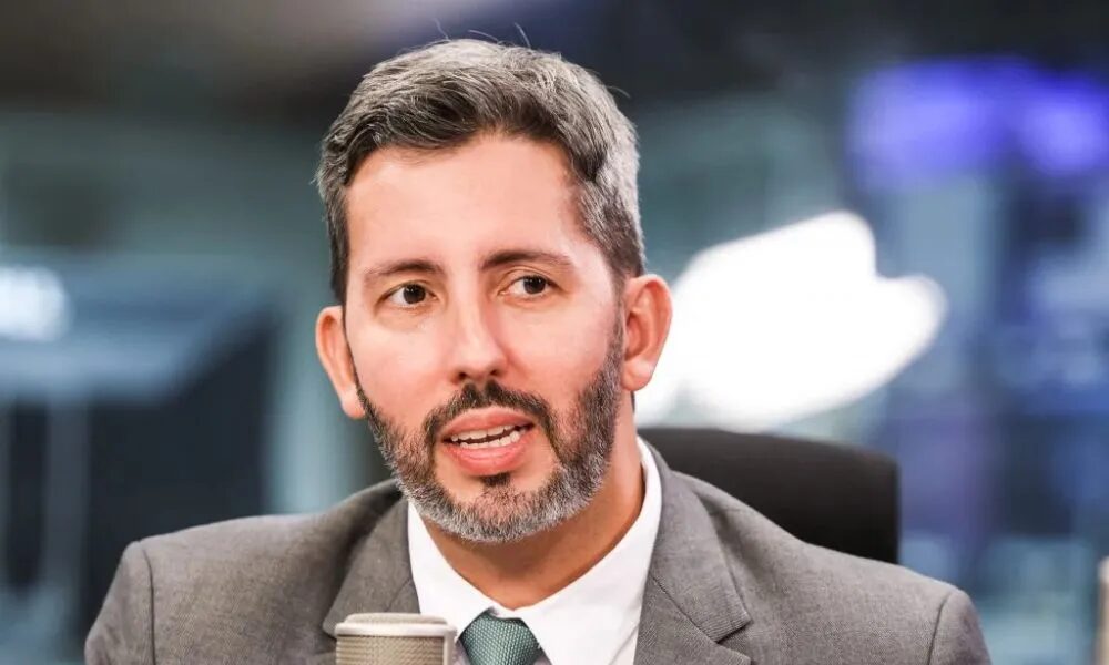 Professor e sociólogo, Leandro Grass tenta vencer Celina Leão pelo governo do DF
